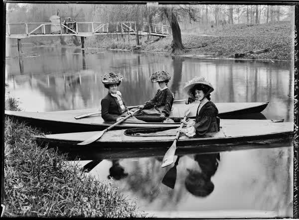Misses Hamilton and Miss Henricks, Dix Company, July 1905, 1905