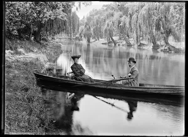 Man and woman in a rowboat on the Avon River, 1900