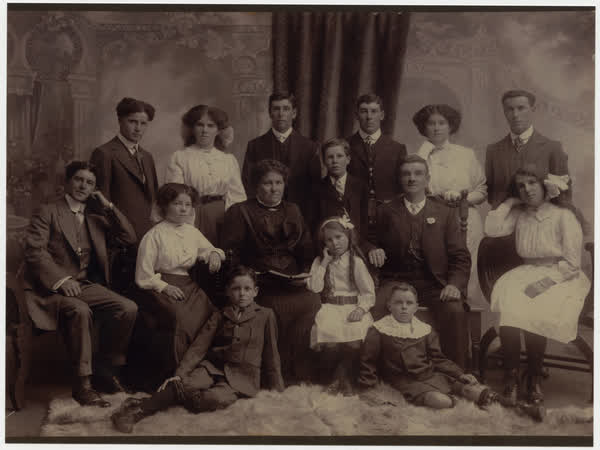 John and Hannah Mosley, and family, 1910