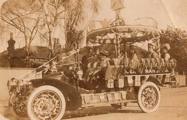 'Aulsebrook's parade to celebrate the end of the War', 1910