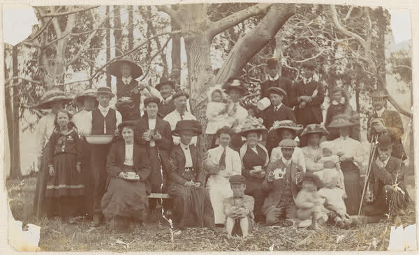 Heathcote Debating Society on a day's outing, 1910