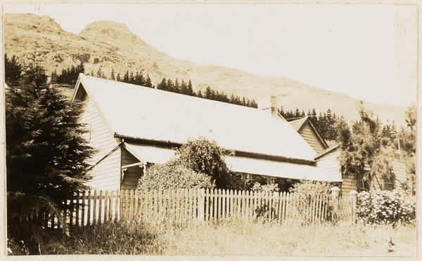 Old accommodation house for the early immigrants, 1900