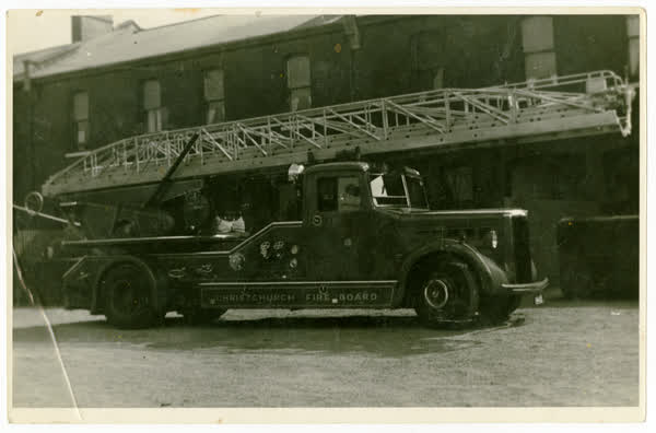 Fire engine in Lichfield Street, 1926