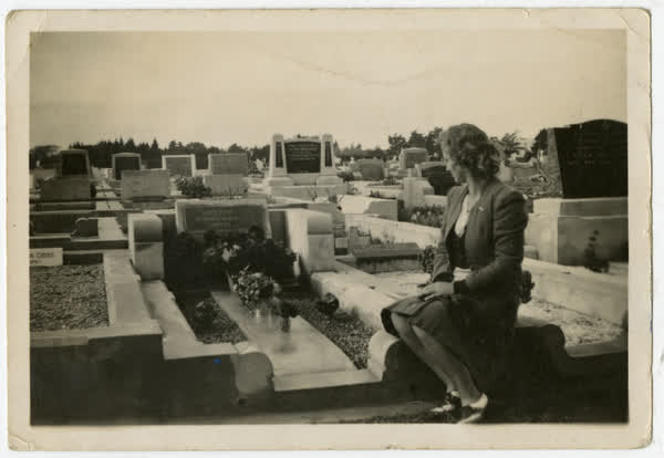 Owen Sutton grave at Bromley, 1941