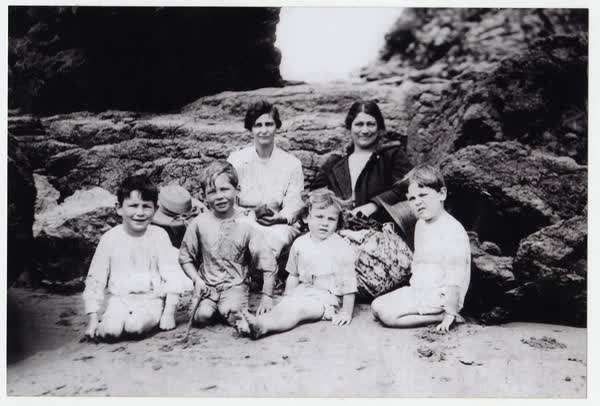 Sutton family at Cave Rock, 1920