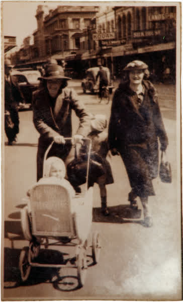 Alice Todd with Venis, Merle and Avis Olin, 1939