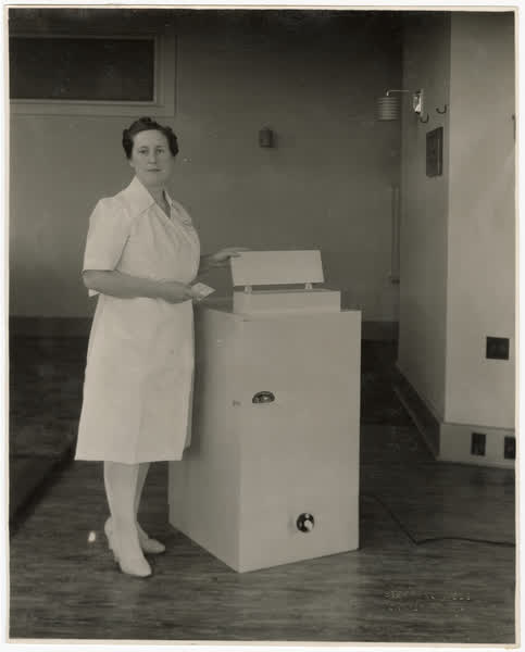 Demonstration of drying oven, 1943
