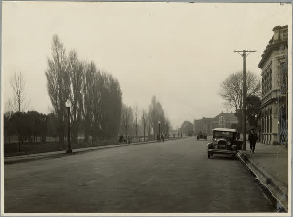 Decorative street lamps on Oxford Terrace, 1930