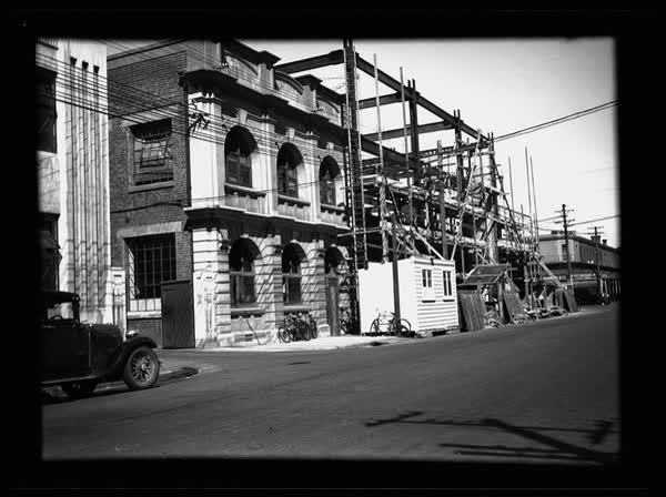 Scaffolding and worksite hut on Armagh Street, 1938