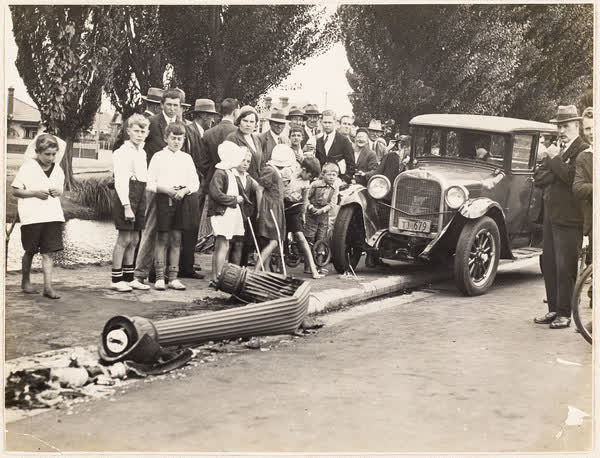 Car accident on Oxford Terrace, 1920