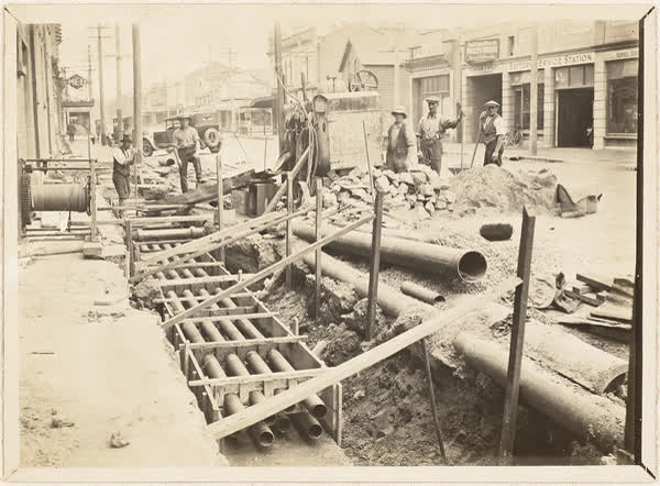 Workers laying fibre ducts on Armagh Street, 1920