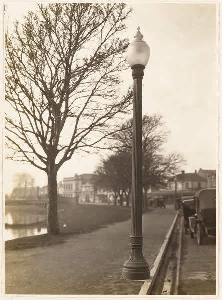 Electric lamp on Oxford Terrace, 1920