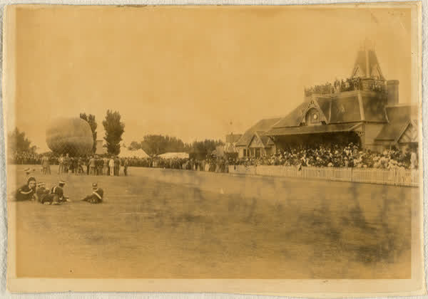 Crowds viewing hot air balloon at Lancaster Park, 1910