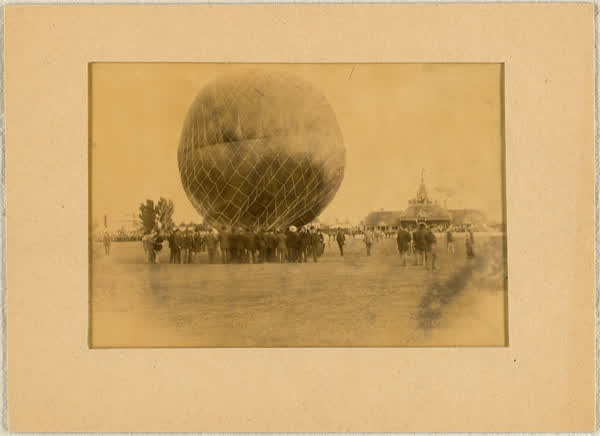 Hot air balloon ascent at Lancaster Park, 1910