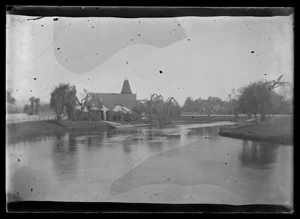 Canterbury Rowing Club clubhouse, 1900