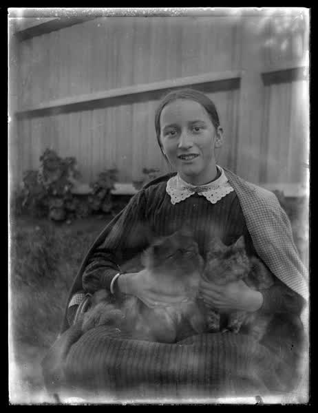 Girl with two kittens, 1900