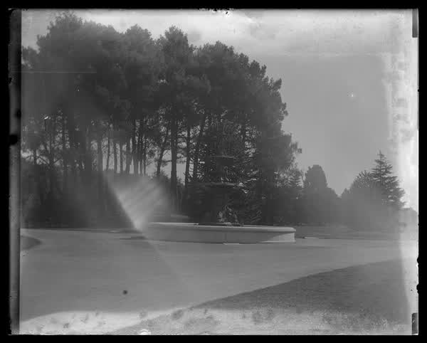 Peacock fountain at the Christchurch Botanic Gardens, 1911