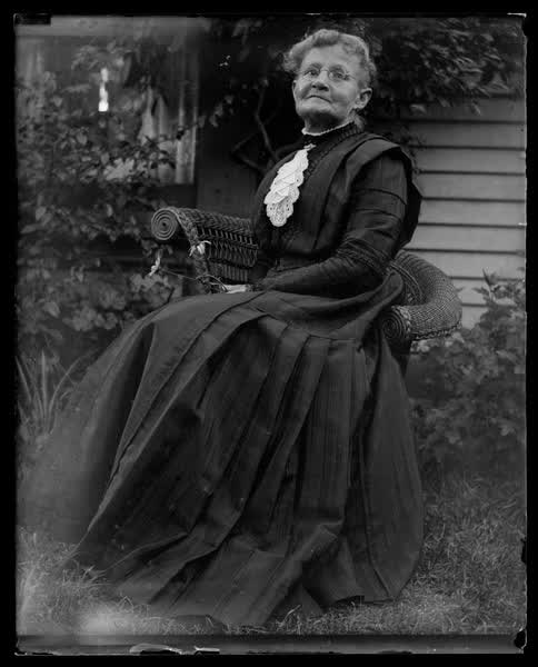 Elderly woman sitting, 1900