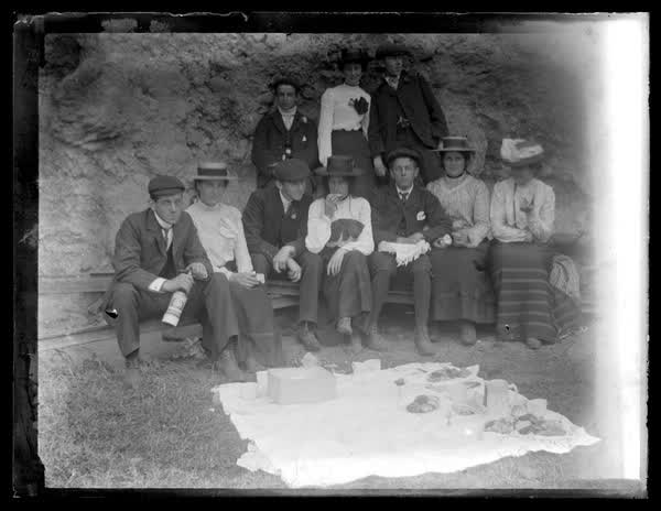 People having a picnic, 1900