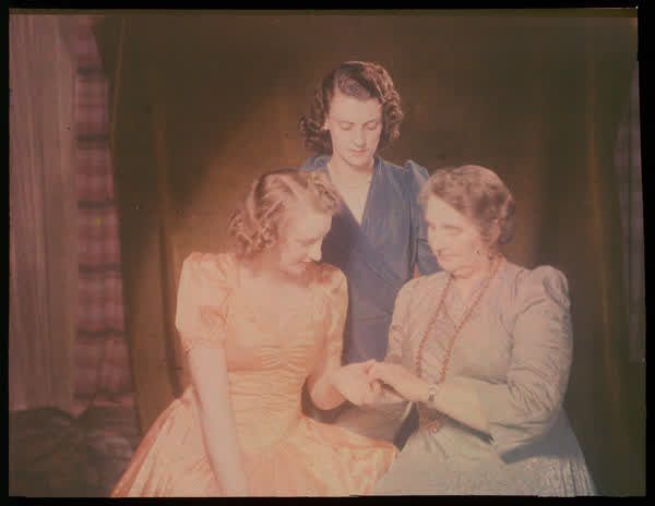 Three women dressed up, 1950