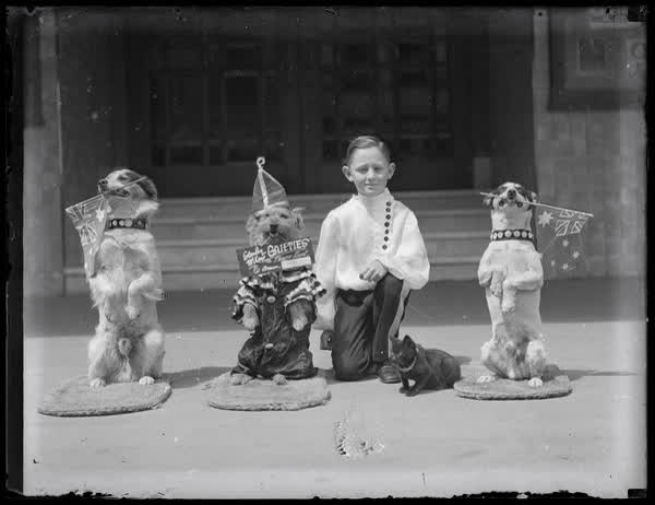 Pat Reno outside St James Theatre with his performing animals, 1936