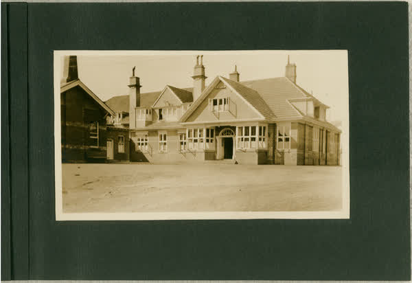 Courtyard and front entrance to Cashmere Sanatorium, 1913