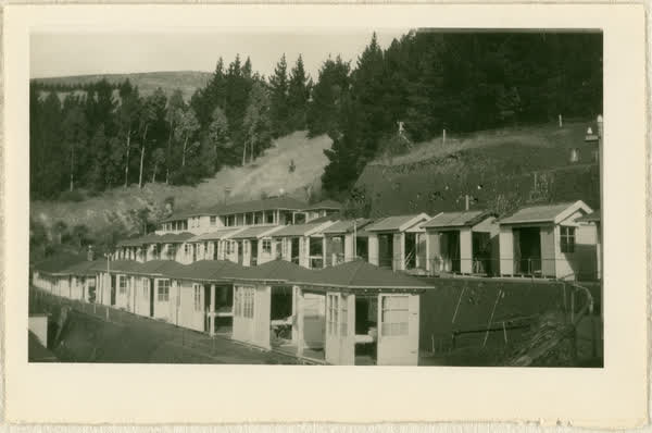 Women’s shelters and children’s pavilion, 1913