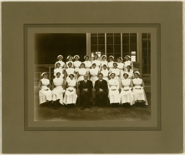 Dr Blackmore and  Dr Macintyre with nursing staff, 1920
