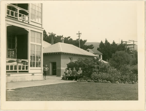 Group of boys on front lawn in front of Coronation Hospital, 1913