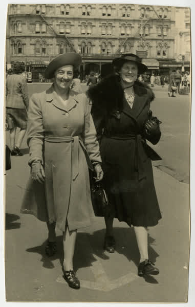 A day out in town, 1940