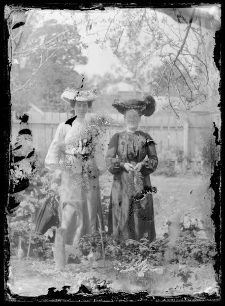 Elizabeth and Mary Sutton, 1900