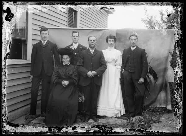 Sutton family portrait, 1900