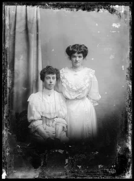 Elizabeth Sutton and a girl, 1900