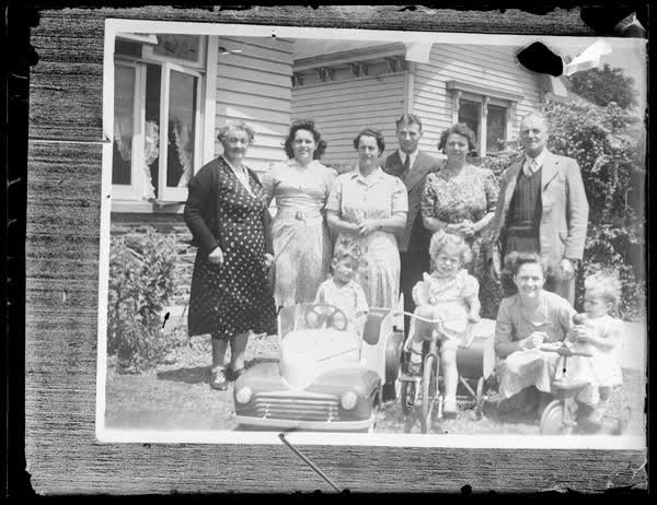 Two men, five women, and three children, 1900
