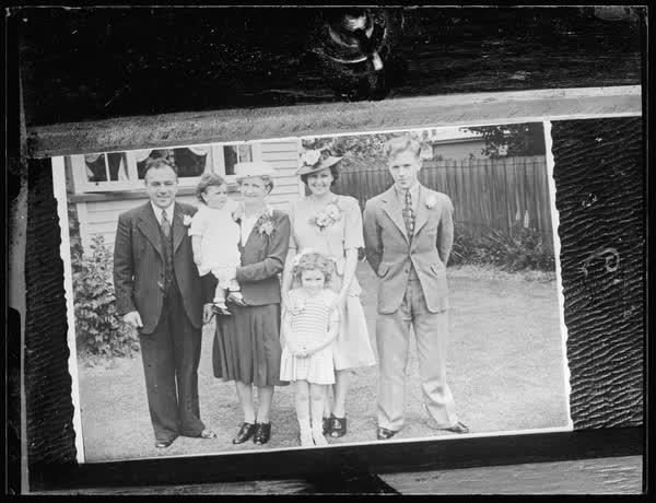 Dale and Sutton family portrait, 1947