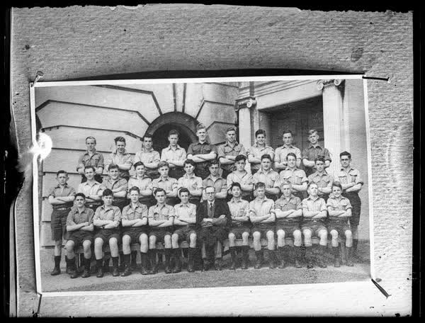 Male school class photograph, 1900