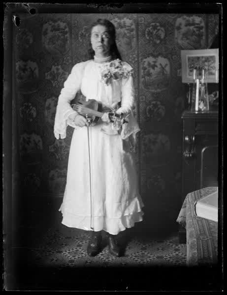 Woman with a violin, 1900