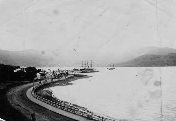 Beach Road and wharves, 1905