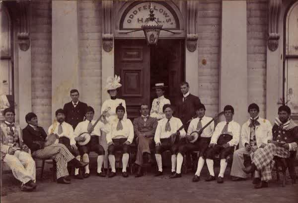 Group outside the Oddfellows Hall, 1902