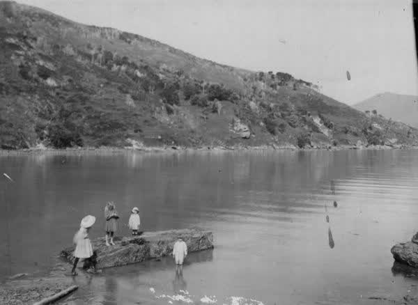 Children at Tikao Bay, 1900