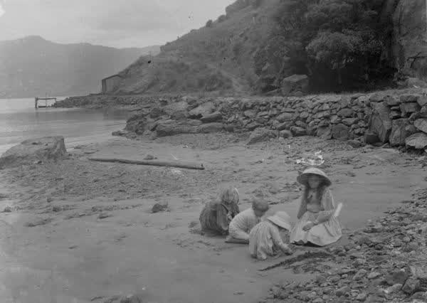 Children at Tikao Bay, 1900