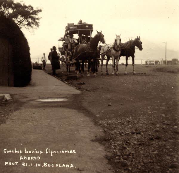 Horse and carriage outside Ilfracombe boarding houseJan Shuttleworth collection, 1910