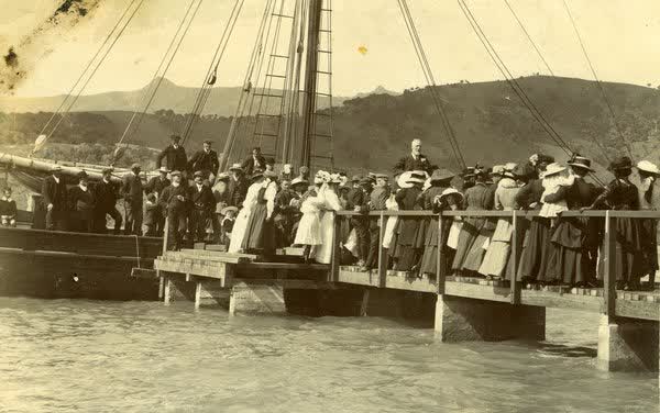 Crowds at the opening of Takamatua WharfJan Shuttleworth collection, 1910