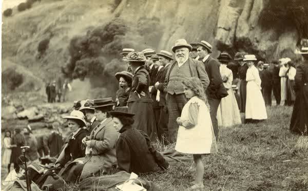 Crowds at Tikau BayJan Shuttleworth collection, 1910