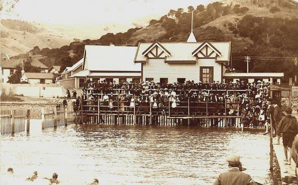 Crowds at Akaroa sea-bathJan Shuttleworth collection, 1910