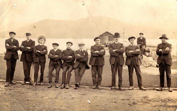 Eleven unidentified men at Britomart ReserveJan Shuttleworth collection, 1911