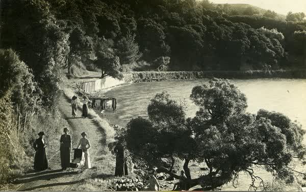 Seven women and two children at Lover’s WalkJan Shuttleworth collection, 1914