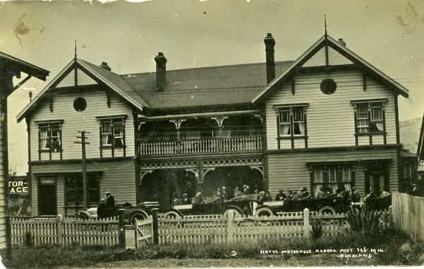 Four cars outside the Metropole Hotel in AkaroaJan Shuttleworth collection, 1914