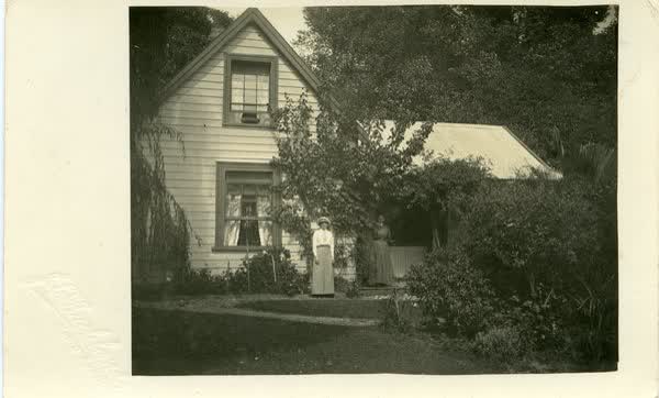 Two women in front of Deighton CottageJan Shuttleworth collection, 1915