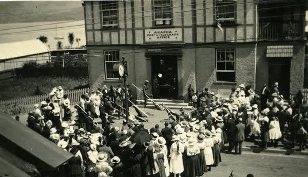 Crowd gathered for Armistice Day paradeJan Shuttleworth collection, 1918